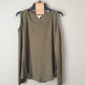 Cold shoulder shirt w/ beanie